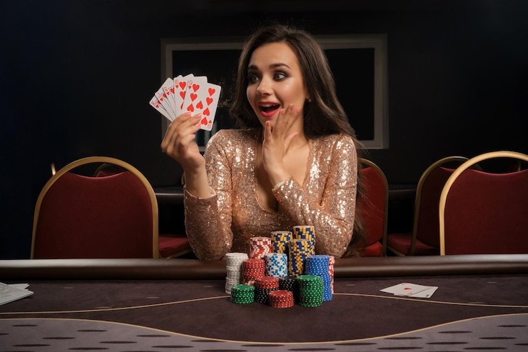 Pemain bulutangkis profesional bertanding sengit di lapangan dengan sorotan lampu